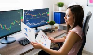 Analisis Teknikal vs. Analisis Fundamental Mana yang Lebih Efektif untuk Trading Saham